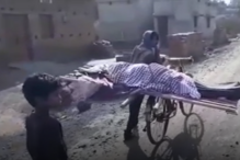 Adolescente indiano leva o corpo da mãe na bicicleta