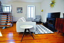 Local da antiga adega da família Atalaia serve hoje de espaço à cafetaria, que à noite se transforma em Wine Bar 