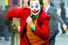 Joaquin Phoenix na pele de Joker, o vilão de Batman