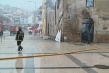 Incêndio em prédio no centro de Coimbra obriga à retirada de 20 pessoas
