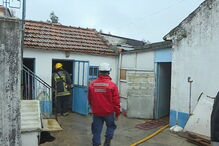 Incêndio desaloja três irmãs e consome moradia em Ovar