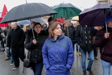Marcha solidária com mulher despedida de corticeira reúne mais de 120 pessoas à chuva
