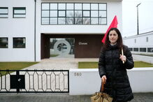 Marcha solidária com mulher despedida de corticeira reúne mais de 120 pessoas à chuva