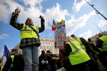 Milhares de “coletes amarelos” manifestam-se em França pelo décimo sábado consecutivo