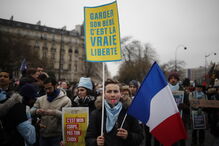 Manifestação contra o aborto e eutanásia junta milhares de pessoas em Paris
