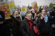 Manifestação contra o aborto e eutanásia junta milhares de pessoas em Paris