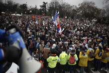 Manifestação contra o aborto e eutanásia junta milhares de pessoas em Paris