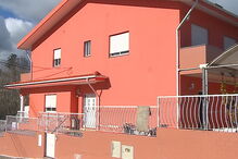 Habitação do casal fica próxima de uma escola EB 2,3, em Fiães, Santa Maria da Feira