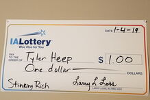 Ganha um dólar na lotaria mas quis ser pago com cheque gigante