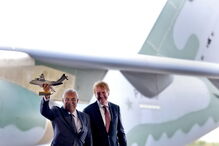 António Costa esteve no Brasil em 2017, nas instalações da Embraer, para conhecer ao vivo  o modelo   