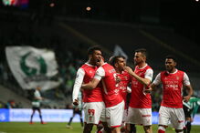 Jogadores do Braga celebram golo de Dyego Sousa ao Sporting