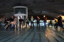 Polícia na Gare do Oriente após desacatos que deixaram agente ferida