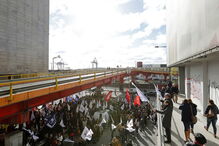 Centenas de professores protestam em frente ao Ministério da Educação