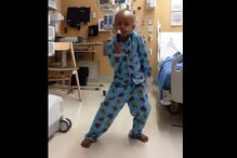 Menino comove internet ao dançar Michael Jackson no último dia de quimioterapia