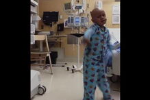 Menino comove internet ao dançar Michael Jackson no último dia de quimioterapia