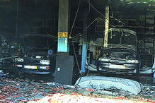 Carros destruídos após explosão numa oficina, em Sobrosa, Paredes 