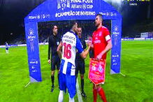 Jardel entregou a Herrera um galhardete do Benfica alusivo ao jogo