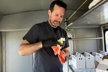 Pássaros retirados de casa onde estavam presos mais de 80 aves