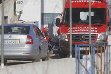 Homem abandona a habitação com ajuda dos bombeiros