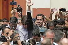 Guaidó proclamou-se presidente e pede apoio a militares para depor Maduro