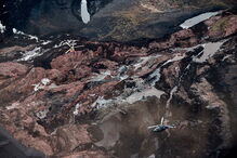 Pessoas e animais entre rios de lama causados pela rutura de barragem no Brasil