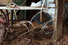 Pessoas e animais entre rios de lama causados pela rutura de barragem no Brasil