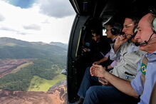 Bolsonaro sobrevoa área arrasada por rebentamento de barragem	