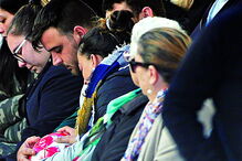 Velório. Os pais de Julen seguram uma bola durante o velório do menino, que decorreu na casa fúnebre de El Palo. Dezenas de familiares, amigos e vizinhos passaram pelo local para dar apoio ao casal. 