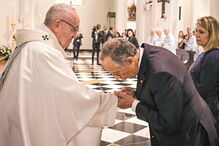O cumprimento entre o Chefe de Estado do Vaticano, Papa Francisco, e o Presidente da República Portuguesa, Marcelo Rebelo de Sousa, no Panamá 