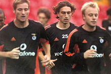 Miklós Fehér num treino do Benfica, ao lado dos colegas Sokota e Andersson