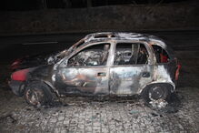 Carro totalmente destruído pelas chamas em Vila Nova de Gaia