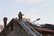 Incêndio que deflagrou em prédio de Campo de Ourique em Lisboa