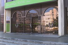 Porta e vidros de edifício da Segurança Social em Braga apedrejados