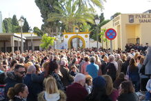 Palmas, flores e balões no último adeus a Julen