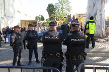 Palmas, flores e balões no último adeus a Julen