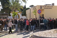 Palmas, flores e balões no último adeus a Julen