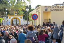 Palmas, flores e balões no último adeus a Julen