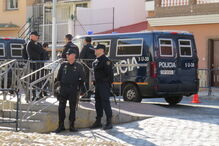 Palmas, flores e balões no último adeus a Julen