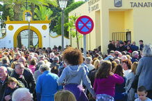 Palmas, flores e balões no último adeus a Julen