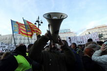 Os taxistas cortaram o trânsito ao início da manhã na Avenida La Castellana, perto do estádio do Real Madrid   