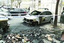 Dois carros parados junto a caixotes do lixo ficaram destruídos pelo fogo no Laranjeiro, Almada  