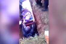 Corpo sai para fora do caixão durante funeral após coveiro tropeçar