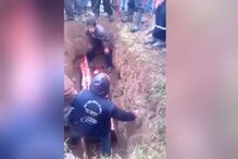 Corpo sai para fora do caixão durante funeral após coveiro tropeçar