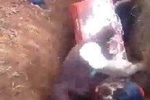 Corpo sai para fora do caixão durante funeral após coveiro tropeçar