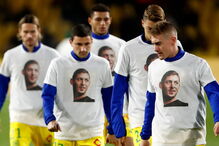 Jogo do Nantes parado aos nove minutos para homenagem arrepiante a Emiliano Sala 