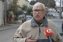 José Figueira mostra uma das viaturas cobertas de pó branco, situação que se tem repetido nos últimos meses