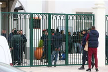 Pessoas cercadas pela GNR após invasão de loja no Campera Outlet Shopping