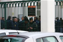 Pessoas cercadas pela GNR após invasão de loja no Campera Outlet Shopping