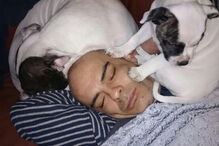 Homem fica com o pénis do tamanho de uma garrafa de vinho após ato sexual