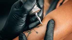 Pessoas com tatuagens têm maior risco de ter cancro